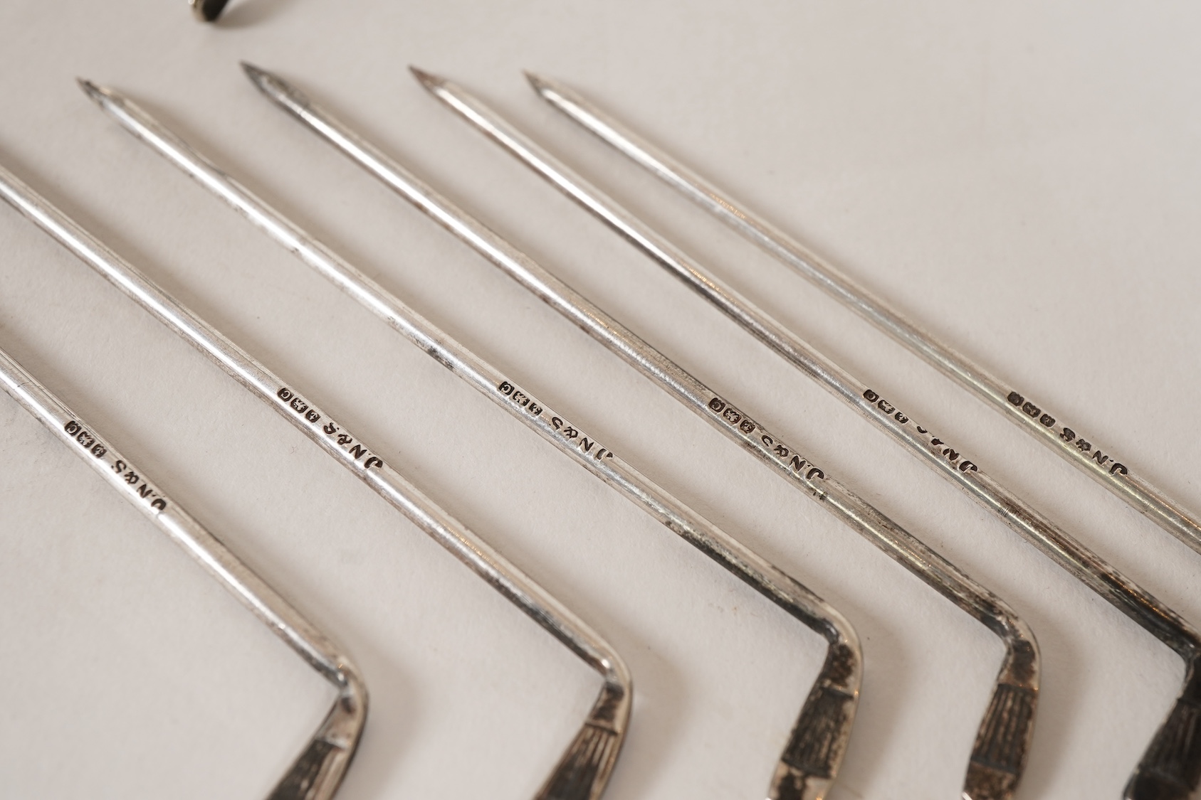 A set of six George V novelty silver cocktail sticks with holder, modelled as a golf bag with clubs, by John Nowill & Sons